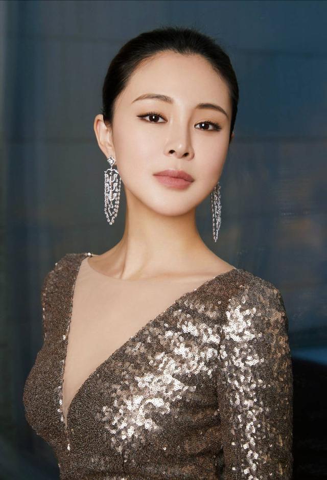 关悦这身材确实有"料",金色深v上衣配高开叉裙,藏不住凹凸感_造型