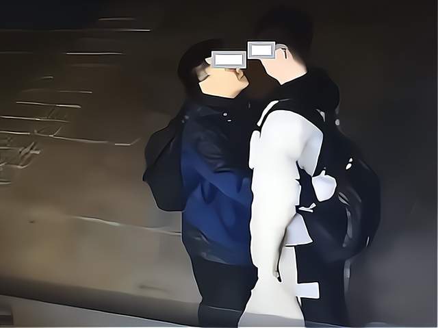 两名男大学生相拥热吻,被监控意外拍下,网友看法不一_暧昧关系_孩子