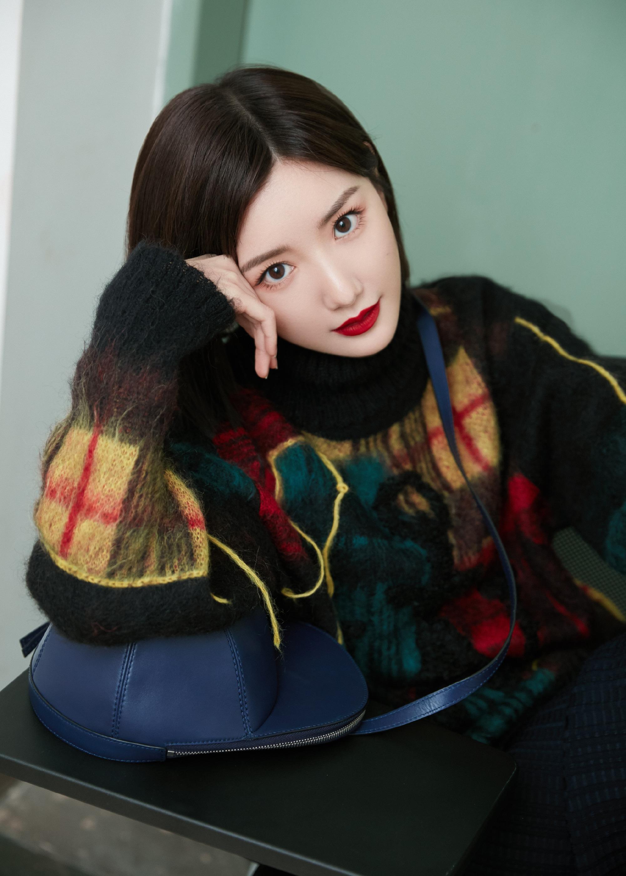 原创毛晓彤演绎复古风穿黑抹胸长裙配微卷发魅惑气息抵挡不住