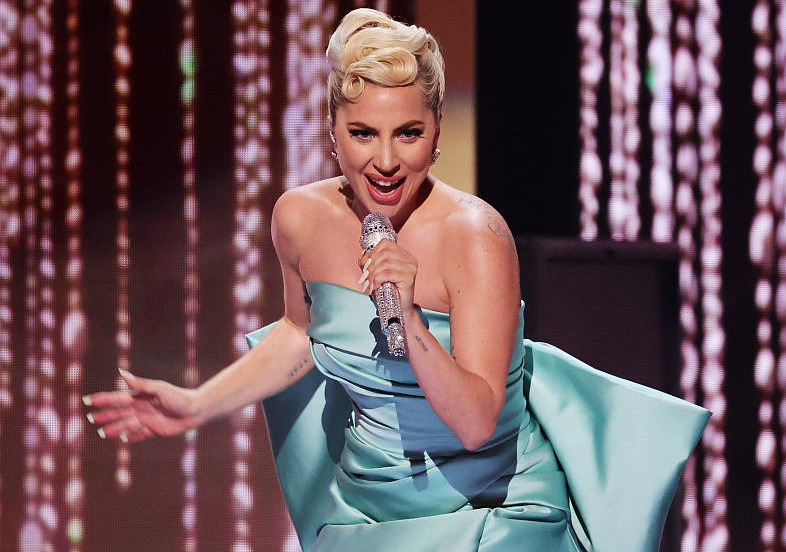 ladygaga格莱美坐地唱爵士故事感十足