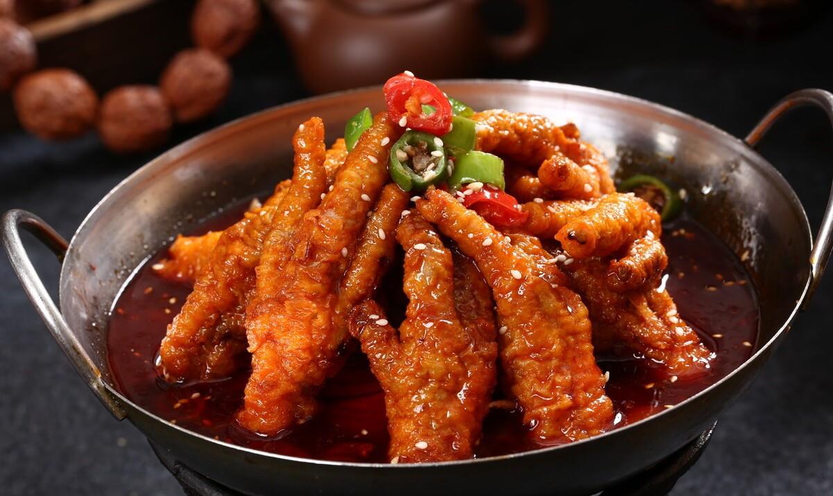 虎皮鸡爪〗5,最后加少量盐调味,加适量辣椒粉,孜然粉,熟芝麻和