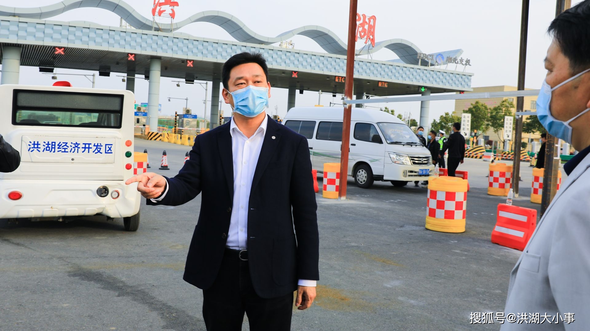 洪湖市委书记魏朝东突击检查督导交通卡口和社区疫情防控工作_人员