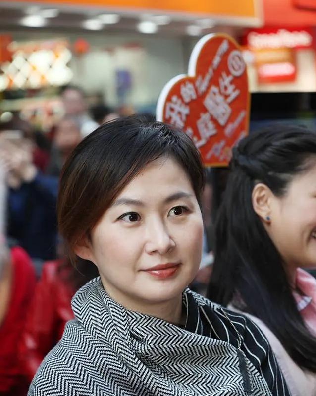 21岁就搭档张学友的女神,却只能在tvb做绿叶,儿子15岁了还未婚_汤宝如