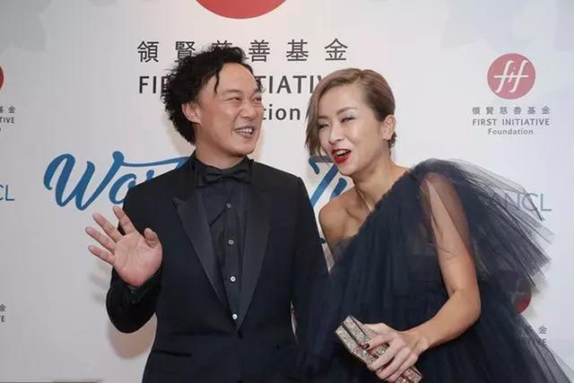原创陈奕迅徐濠萦出席时尚活动夫妻俩情侣装秀恩爱男方满眼都是爱