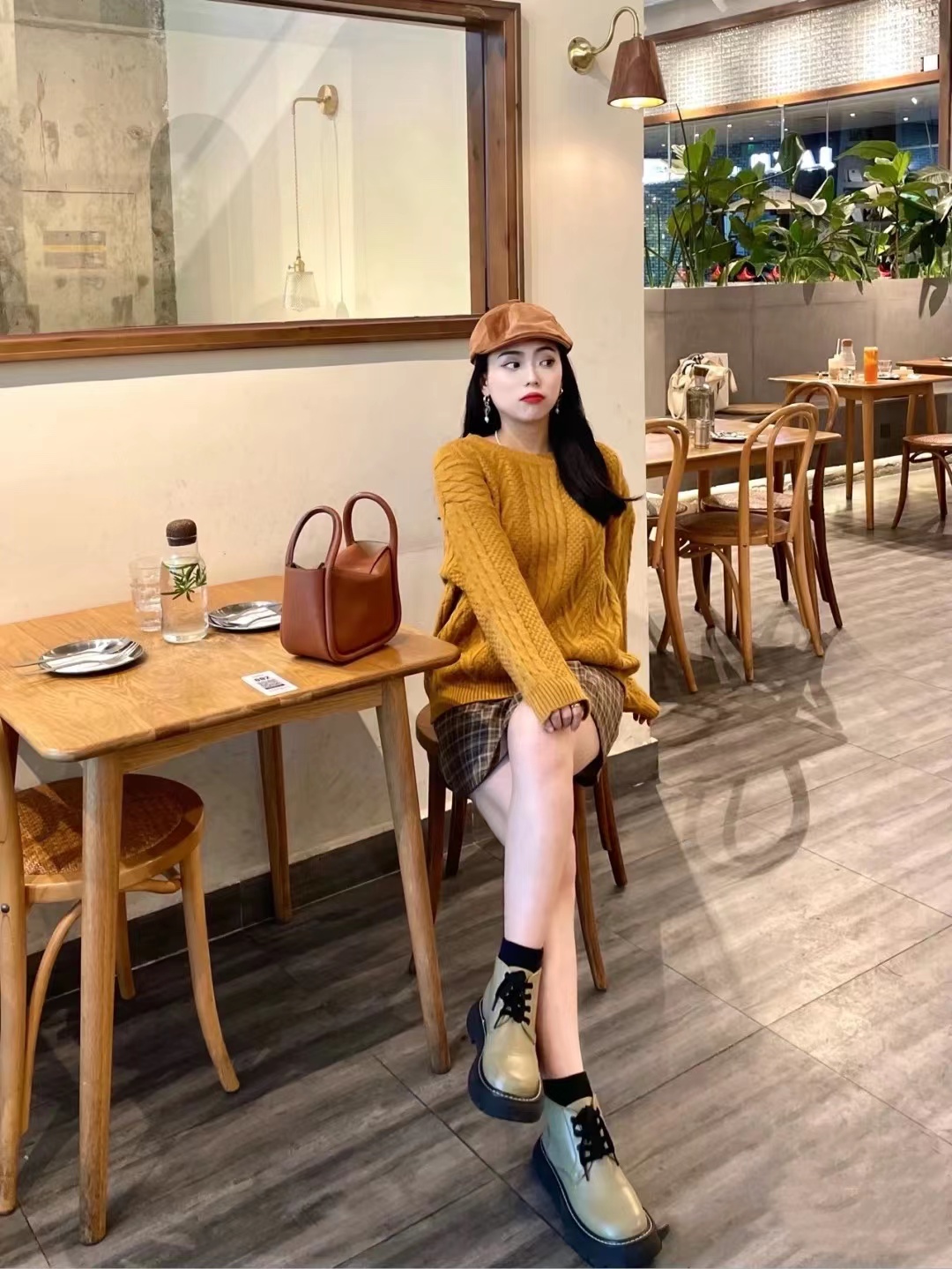 土黄色是与大地色最为相近的颜色,也就是我们常见的土地的颜色.