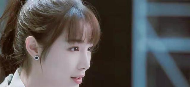 其实这一切都源于"凌潇潇"的特殊背景,她是华东老总内推进来的,然而从