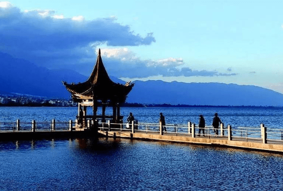 原创藏于云南古都的一湾湖水天然高原淡水湖四季游客络绎不绝