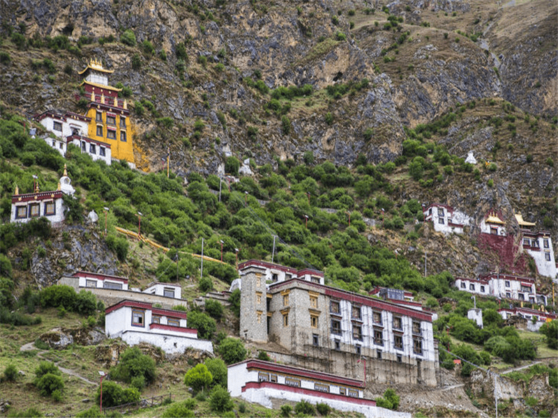 西藏最强大的寺庙，嵌在4000米悬崖之上，1500年香火不断！