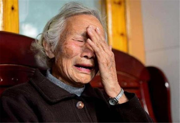 这类"新型不孝"比啃老恶劣,老人苦不堪言,年轻子女却还不自知_爸妈