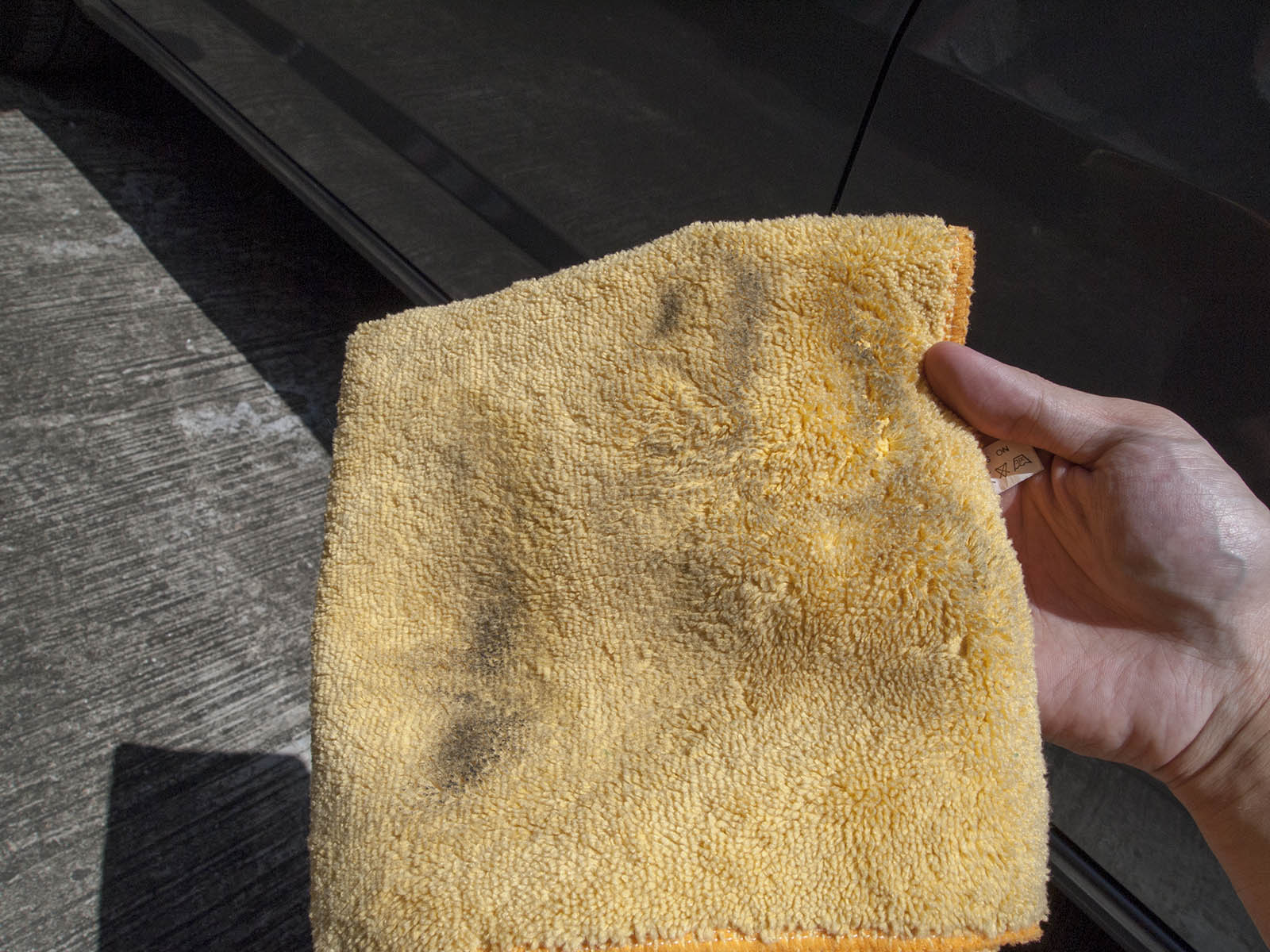 因为发黄的毛巾上面,已经堆积了大量的细菌,这也是为什么你每天都洗脸