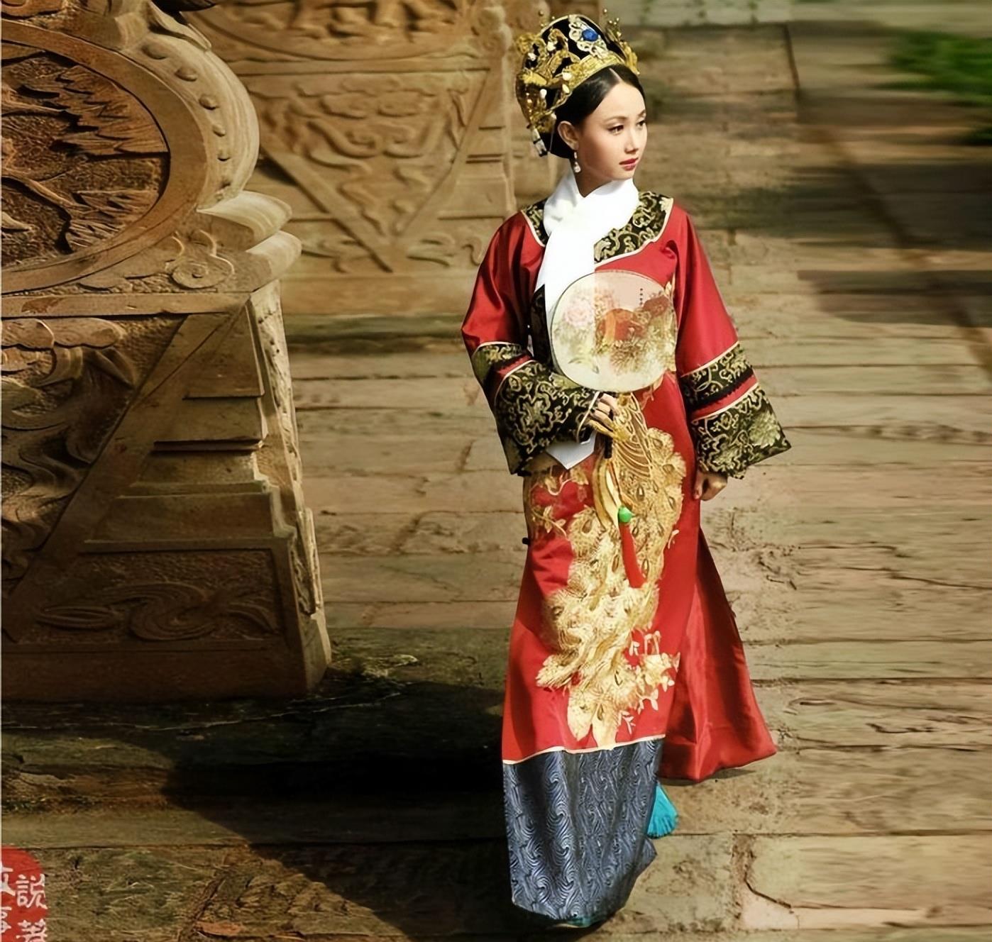 清朝皇帝,你知道你的宫内贵妇们,喜欢穿什么鞋子吗?