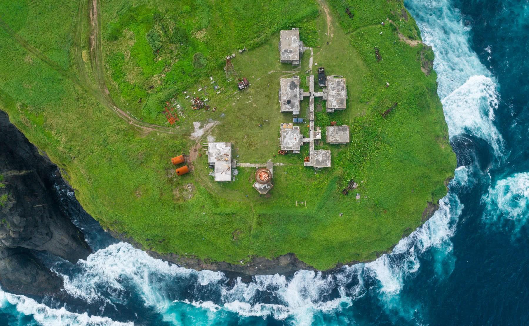 俄国移民的物资,逼迫他们离开得抚岛,意图通过行政手段对此进行管理.