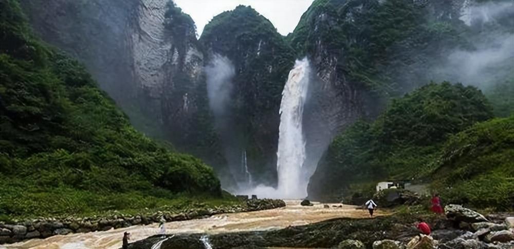 湖南一定要去的景区，奇山连绵、瀑水相叠，吸引着无数游客前去