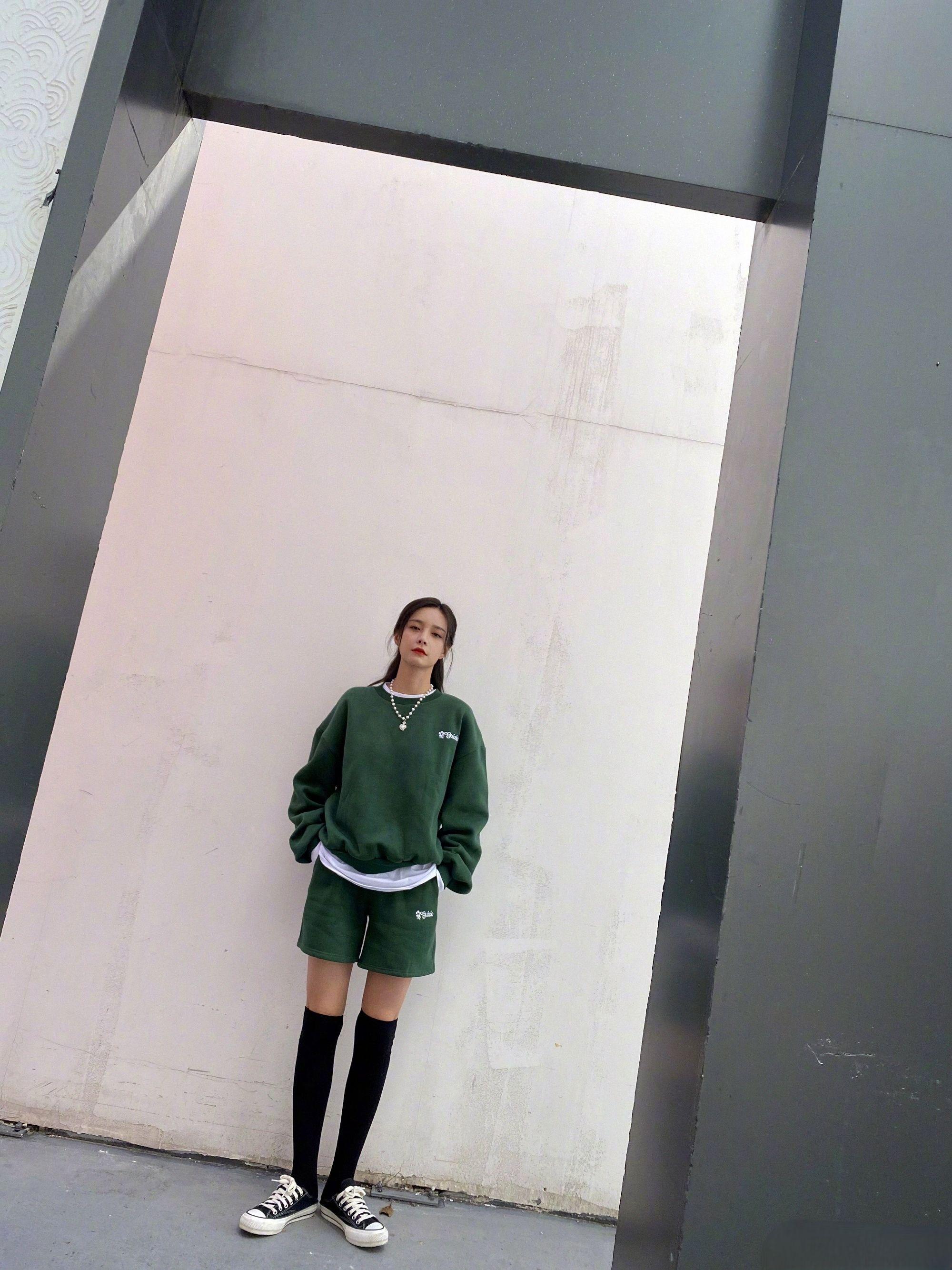 沈梦辰时尚衣品"一级棒",穿香槟色抹胸亮片裙,优雅又不失性感