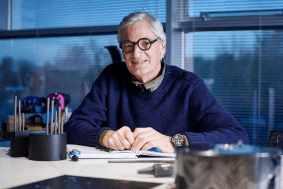 比如一款卖3000多元的卷发棒,不少囊中羞涩的人甚至喊出了"穷不是戴森