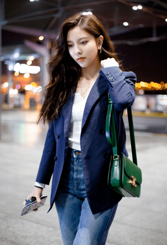 169cm宋妍霏气场不一样,简单穿西装配牛仔裤走机场,就好看到炸_显得_