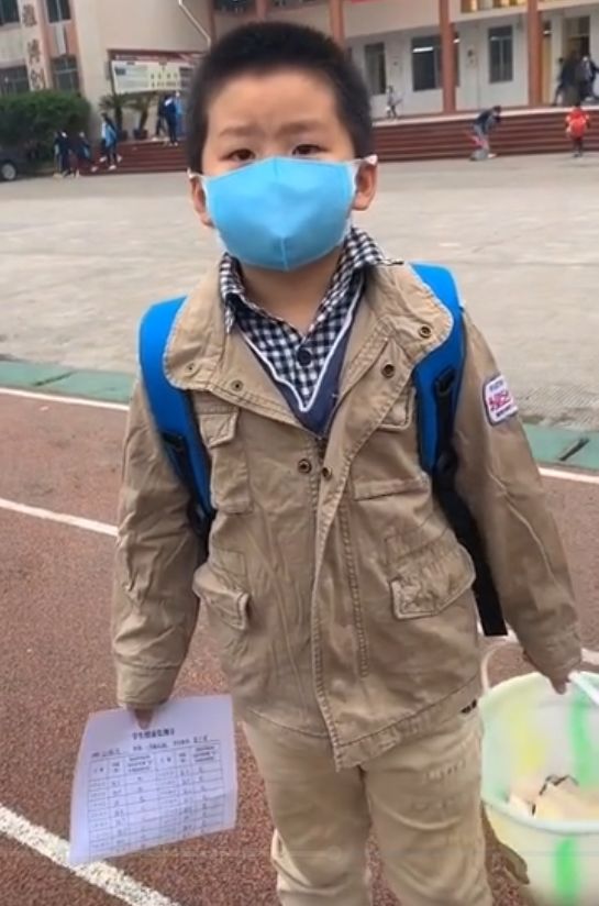 小学生开学第一天忘记教室在哪无助的小眼神逗乐网友太可爱了