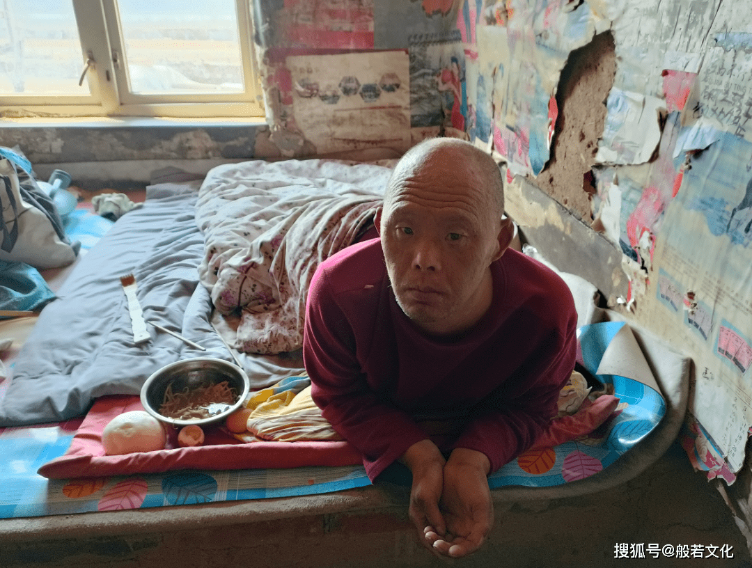 拄着拐杖给儿子端屎端尿的患病老人她的未来能靠谁