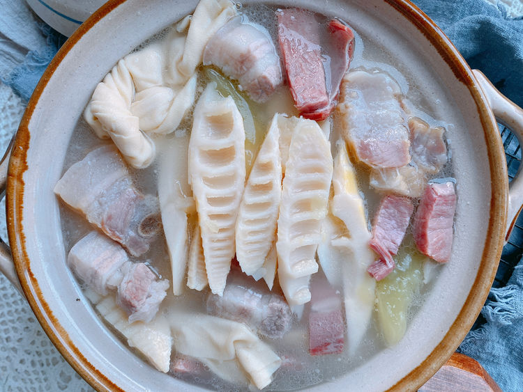 春天就馋这汤,不加一点调料,汤白汁浓,是上海人春天最爱的美味_咸肉