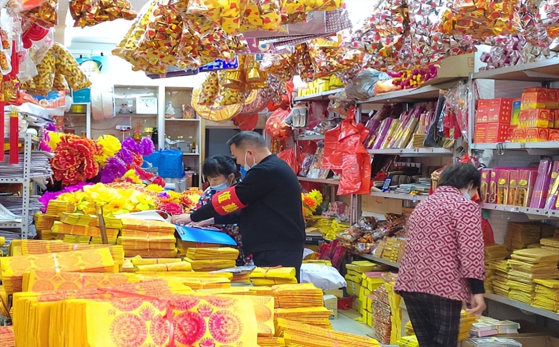 塑料花1500餘扎;對7家出售印有偉人,英烈肖像冥幣的商家給予嚴肅訓誡