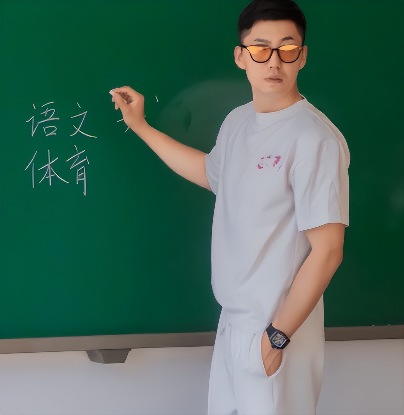 又高又帅还很幽默,真实身份更不一般_教学_形象_大学老师