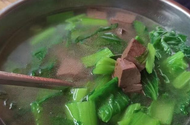 鸭血汤放了芥菜在里面,鸭血汤很清淡,喝起来很舒服,鸭血的分量也很多.