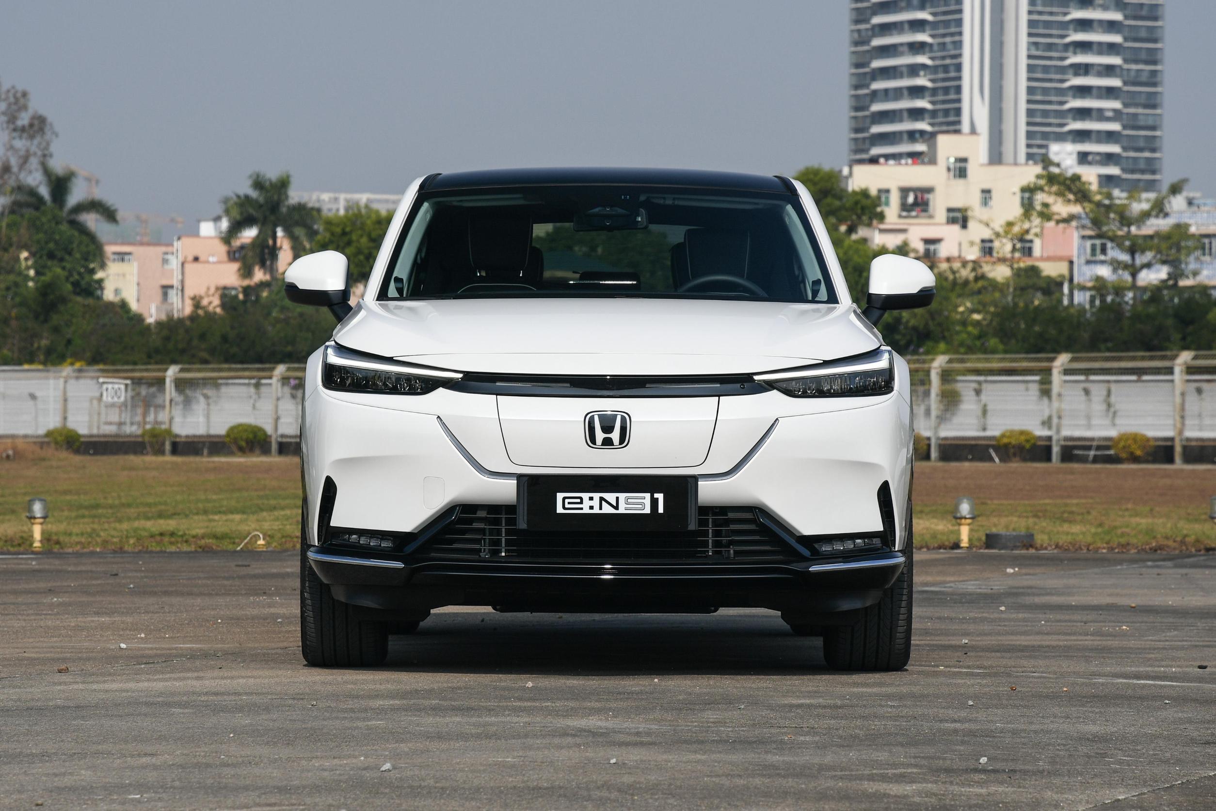 和海外版全新本田缤智比较相似,不过车身针对纯电动车型进行了优化