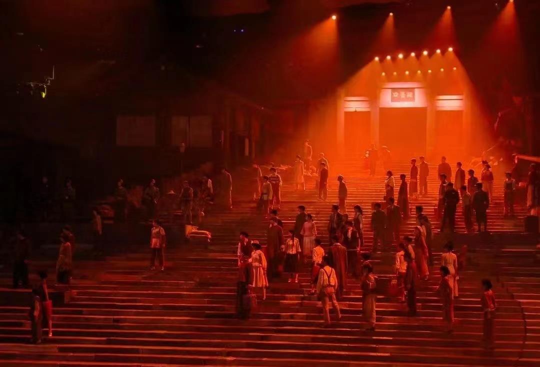 据悉,《重庆·1949》的内容优化升级是这台大型红色舞台剧2022年再
