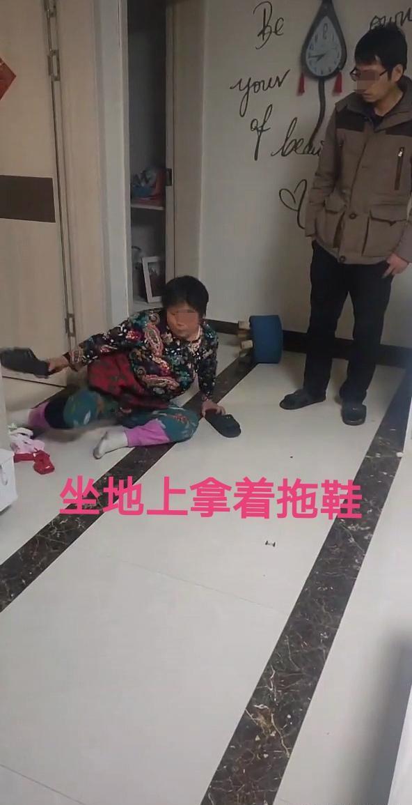 山东一女子和儿媳闹矛盾,坐地上边哭边用拖鞋拍地板_孩子_婆婆_父母