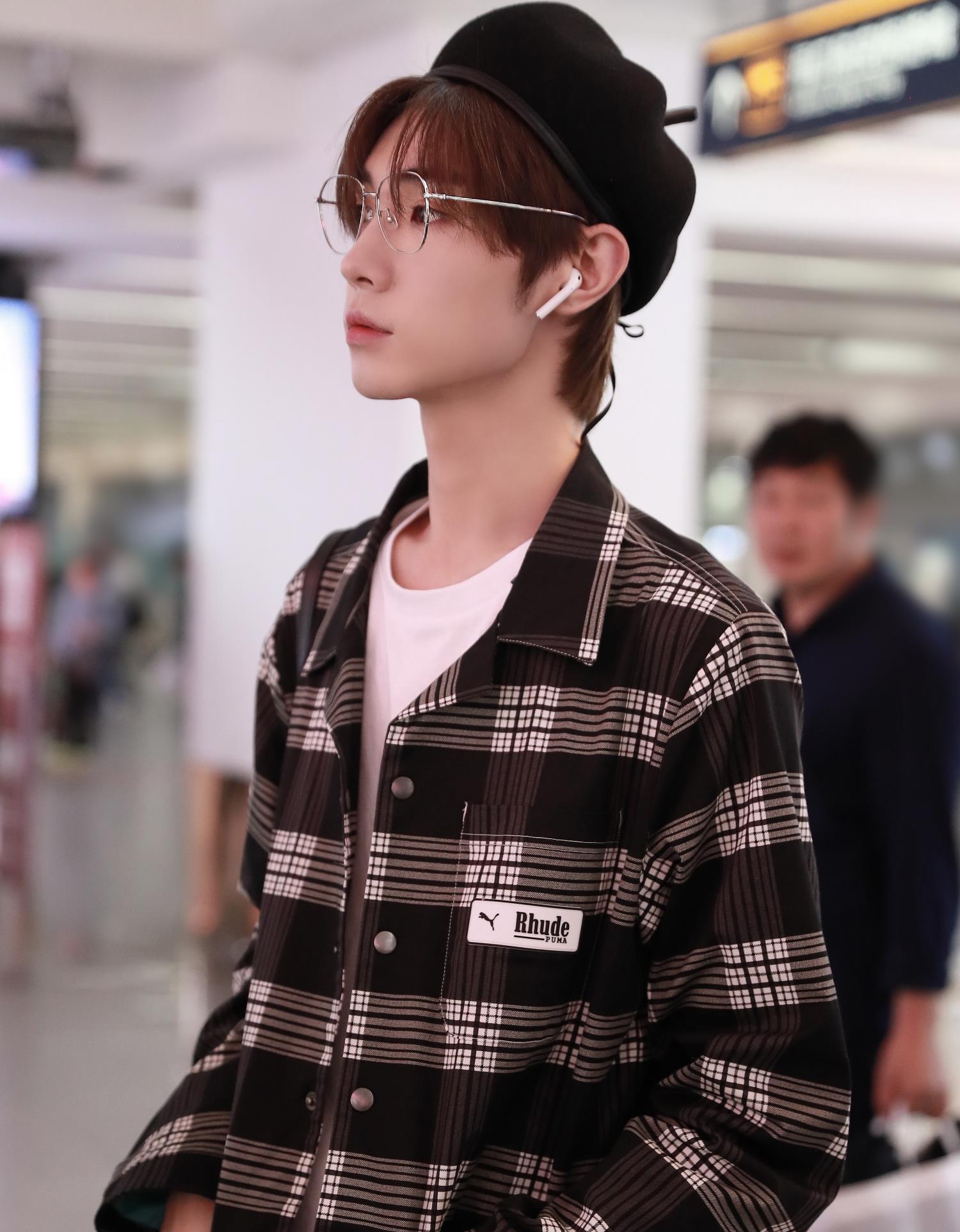 21岁宋继扬撞上28岁肖战,同是贝雷帽造型,一个儒雅一个酷帅!