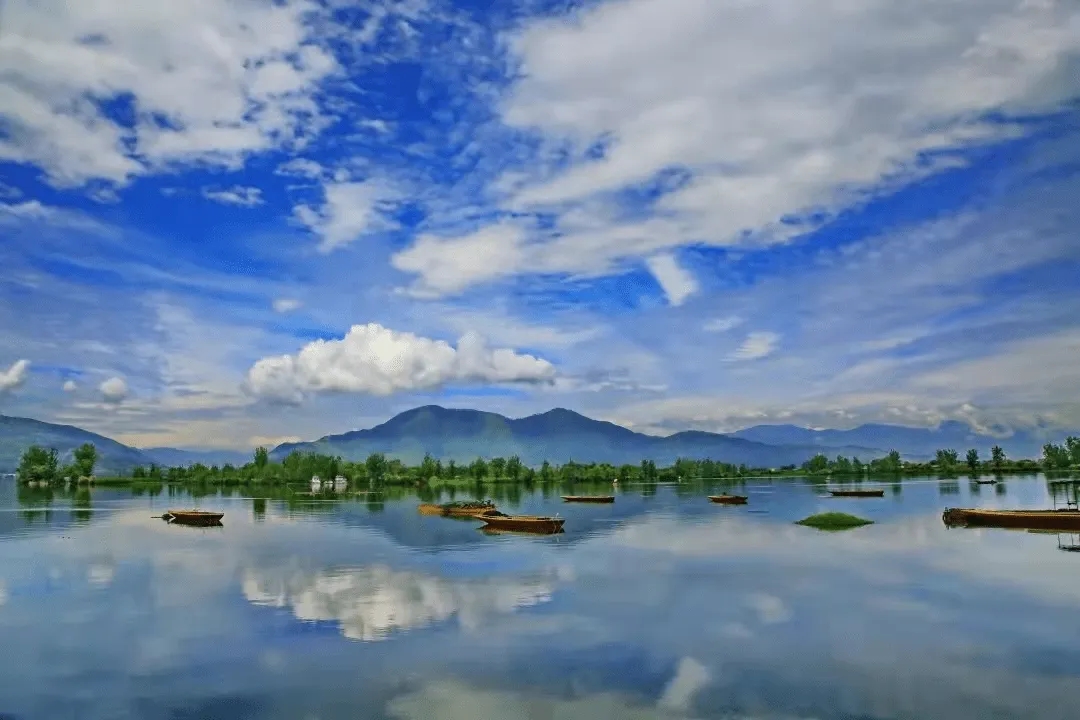 四川省第二大淡水湖，属于高原淡水湖，是重要的旅游资源