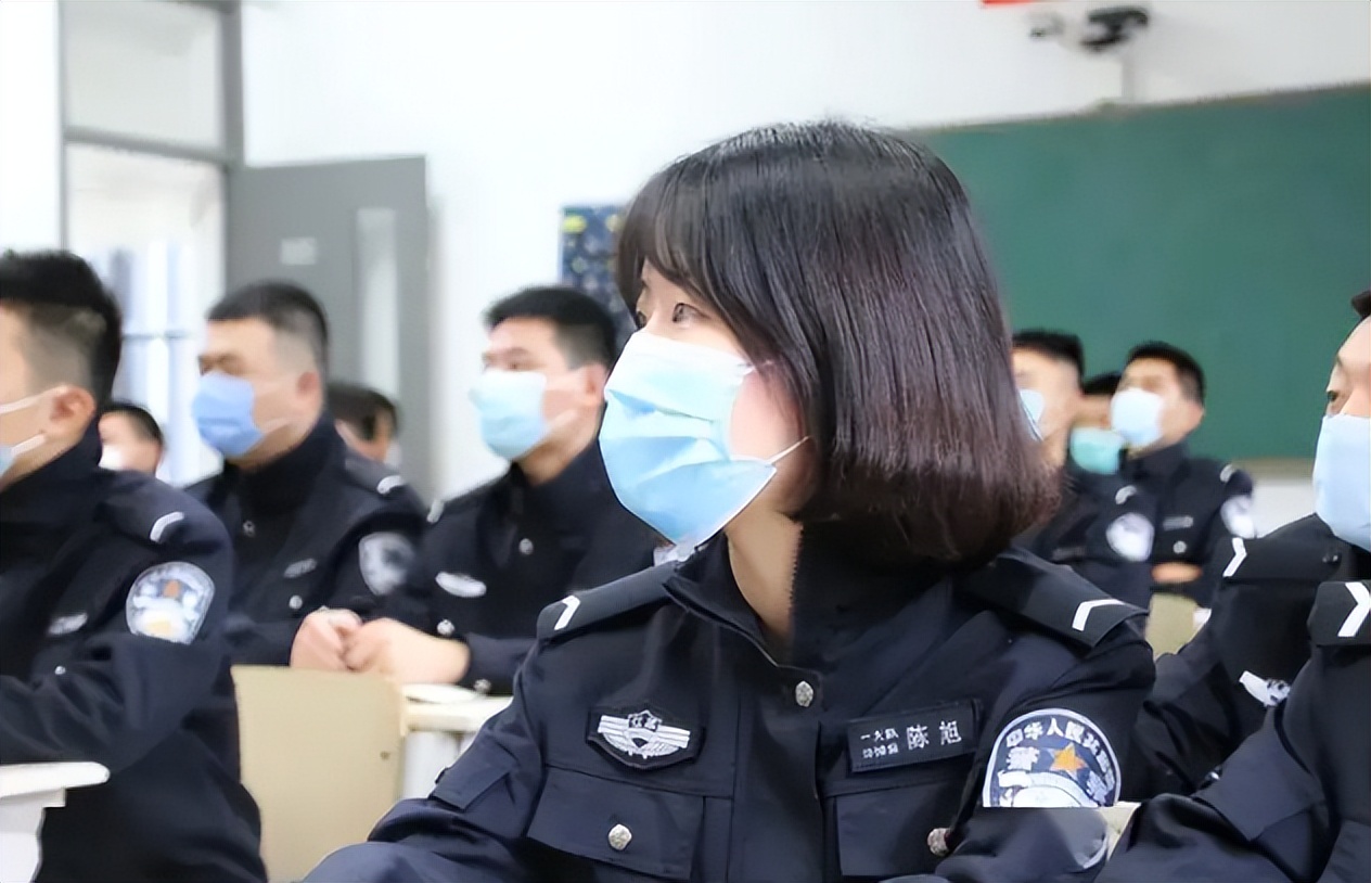 因为警校适合女生选择的专业更多,不像军校大部分专业都不要女生,女生