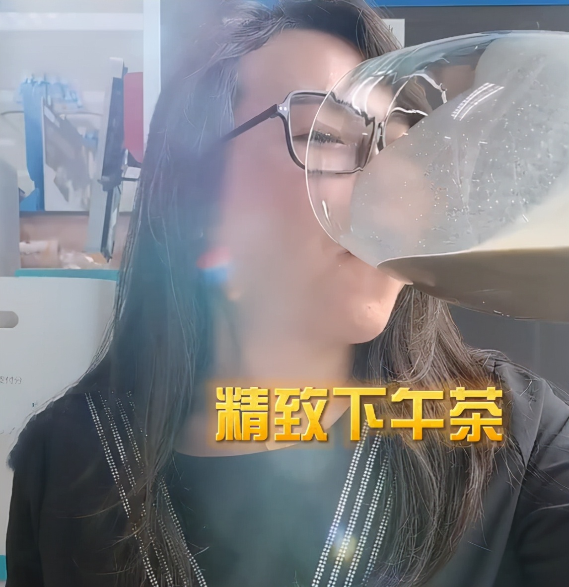 浪胃仙受朋友邀约吃大餐,自带巨型"高脚杯",网友:怕啥来啥!