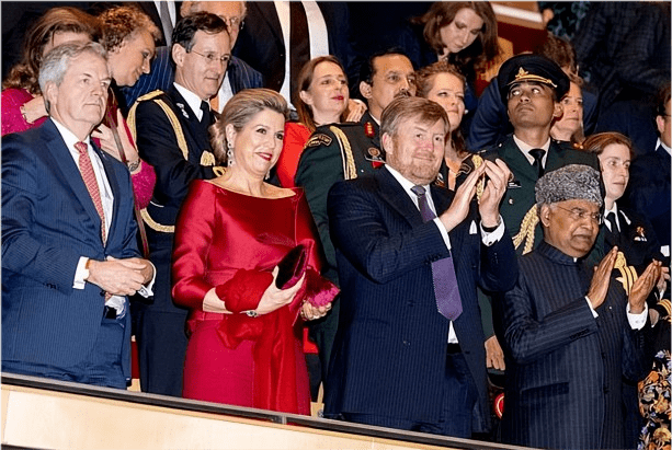 印度第一夫人在这场宴会上,选择了一身比较有现代感的着装,而不是传统