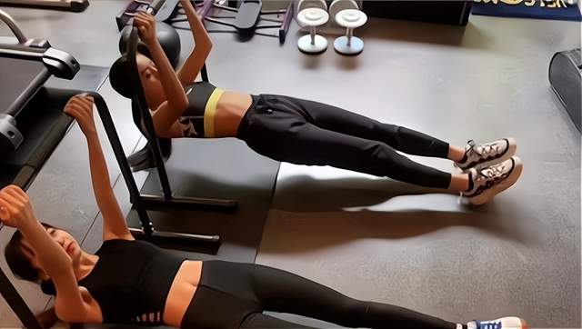 木村家豪宅内设有设备齐全的私人健身室,而爸爸木村拓哉也不时分享与