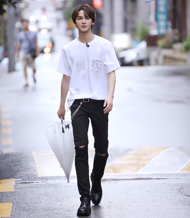 原创朱正廷不愧是人间仙子穿小马甲化身鉴定大师满满贵族气质