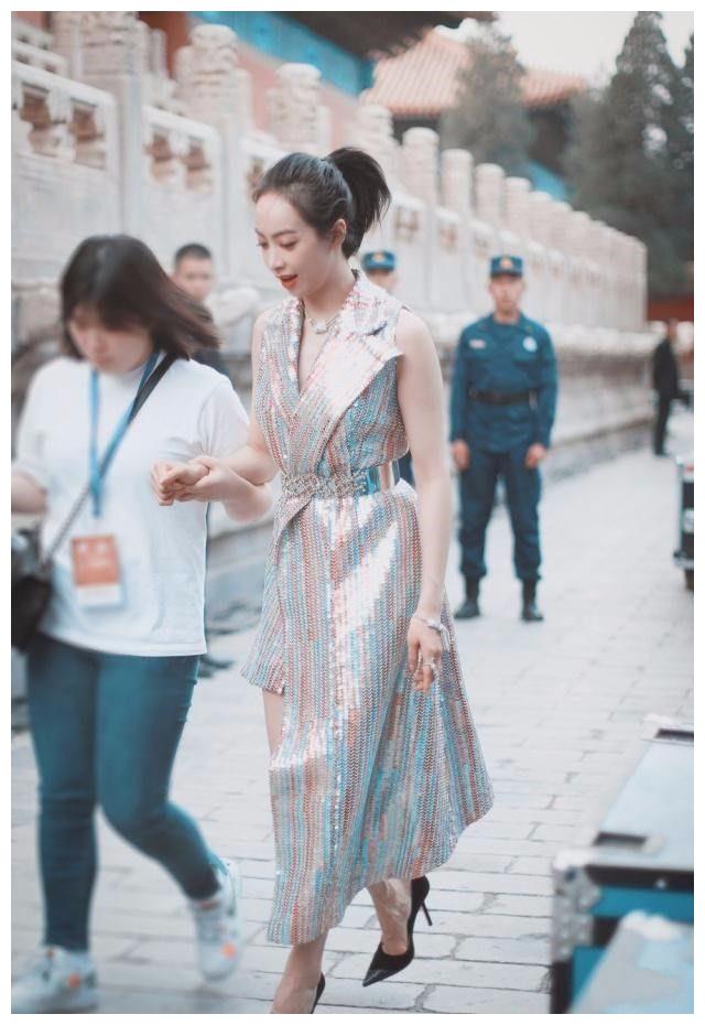 原创宋茜走红毯连换了两套礼裙第二套更好看第一套真的显壮