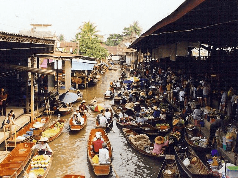 泰国的水上菜市场，商贩在船上摆摊，各国游客慕名前来