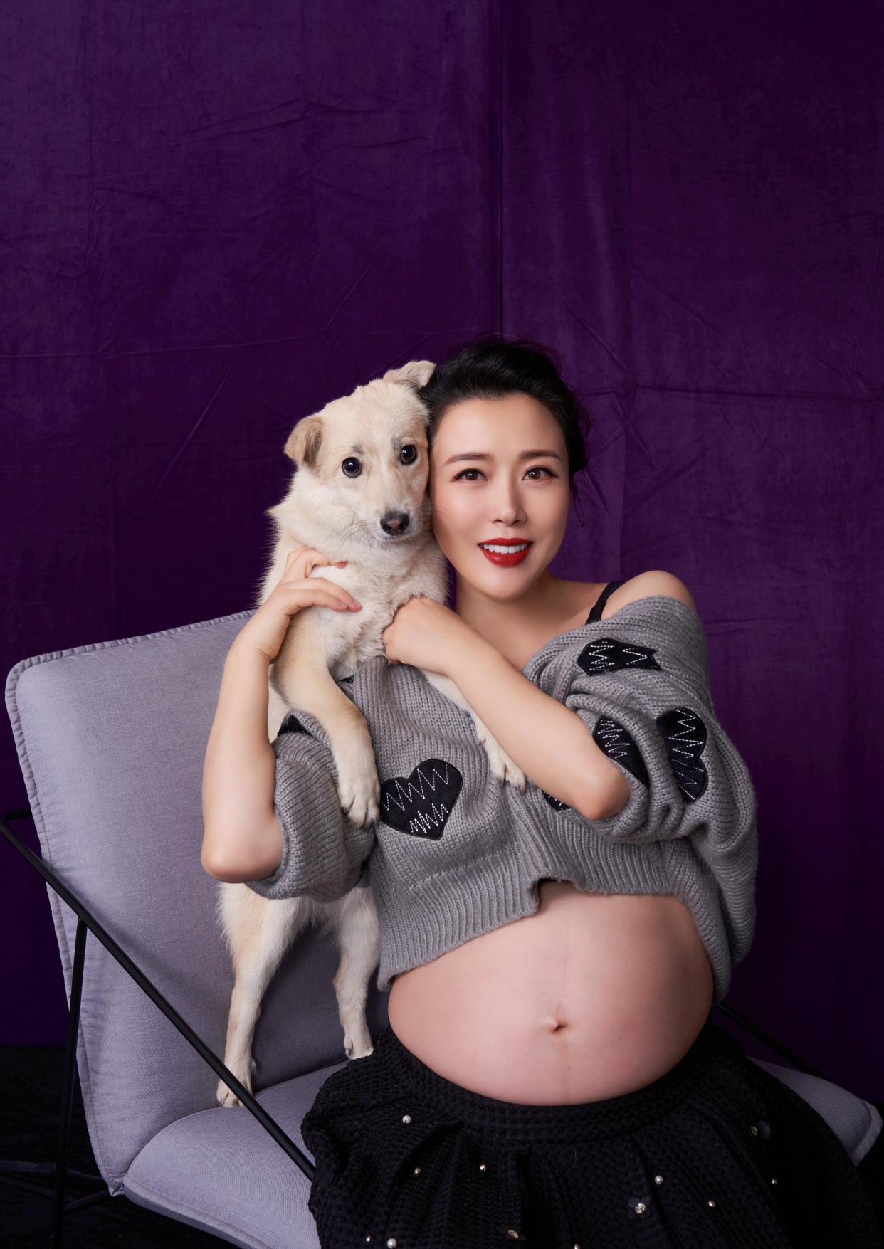 女明星颜丹晨高龄产子,老公儿子露真容,儿子像父亲_宣传_照片_大肚子
