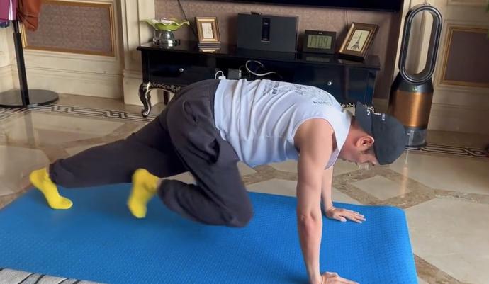 原创50岁于和伟豪宅内健身穿背心大秀健硕肌肉浑身是汗脸部通红