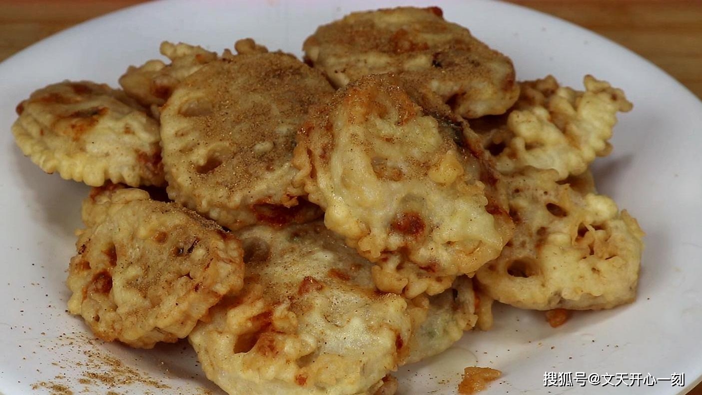 盘中,然后撒上适量的孜然粉调味,一道特别美味的鲜肉藕饼就这样完成了