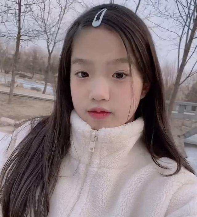 钟丽缇两女儿走秀被拍,考拉继承妈妈美貌,但姐姐"高级脸"赢了_气质