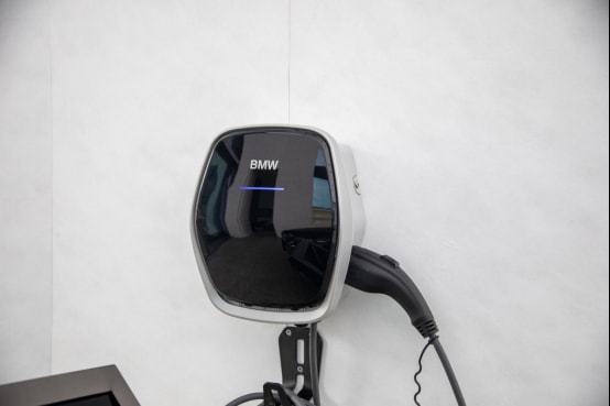 (宝马专属交流充电桩)车主可以通过车机端互联驾驶,手机端my bmw app