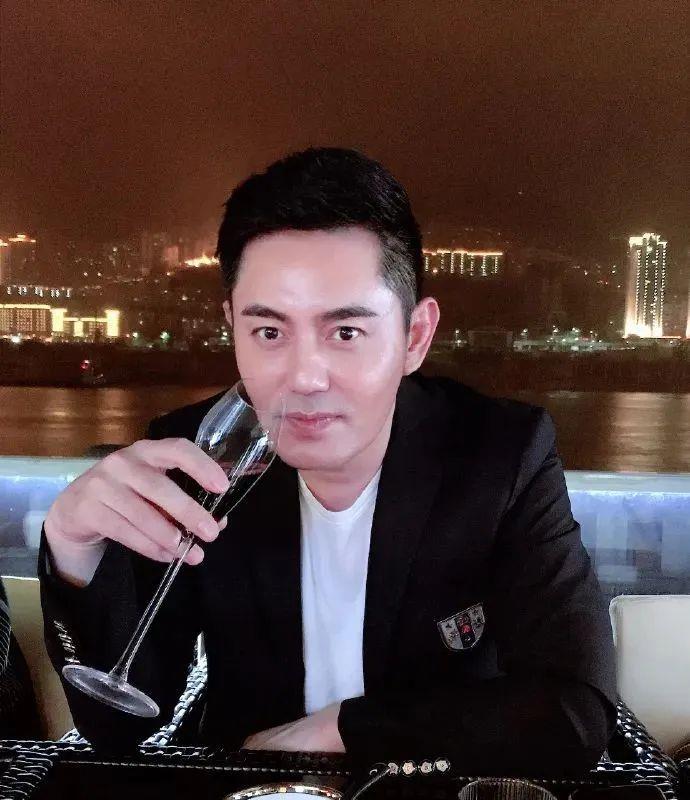 原创蒙丹不方了近照尖下巴瞩目被疑整容模样大变撞脸刘恺威