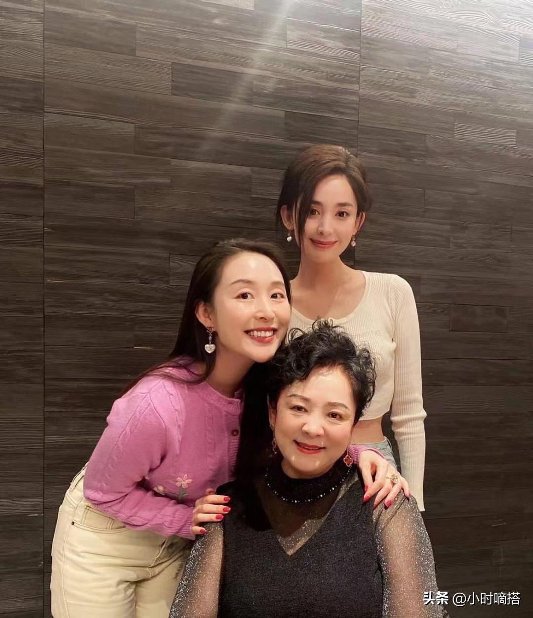 古力娜扎低调现身母亲生日宴一身春日奶甜乖乖女装扮艳惊四座