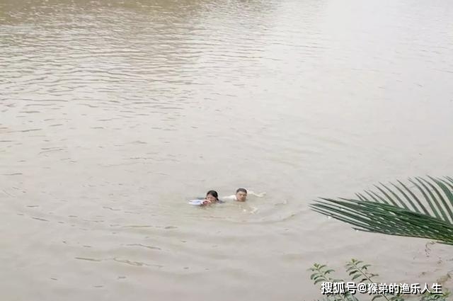 原创四名不满20岁的男孩钓鱼三人溺水身亡水沟不大为啥他们会死呢