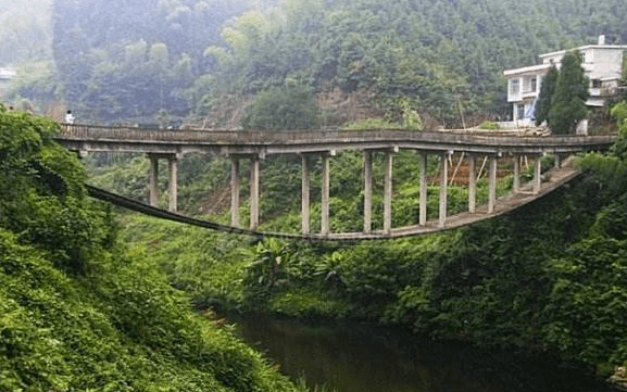 湖南“逆天”悬空大桥，没有桥墩支撑，却能坚持这么多年屹立不倒