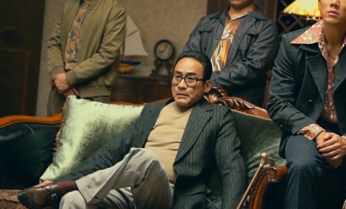 以这个《追虎擒龙》为例,吴镇宇已经60岁了,而梁家辉比他大三岁.
