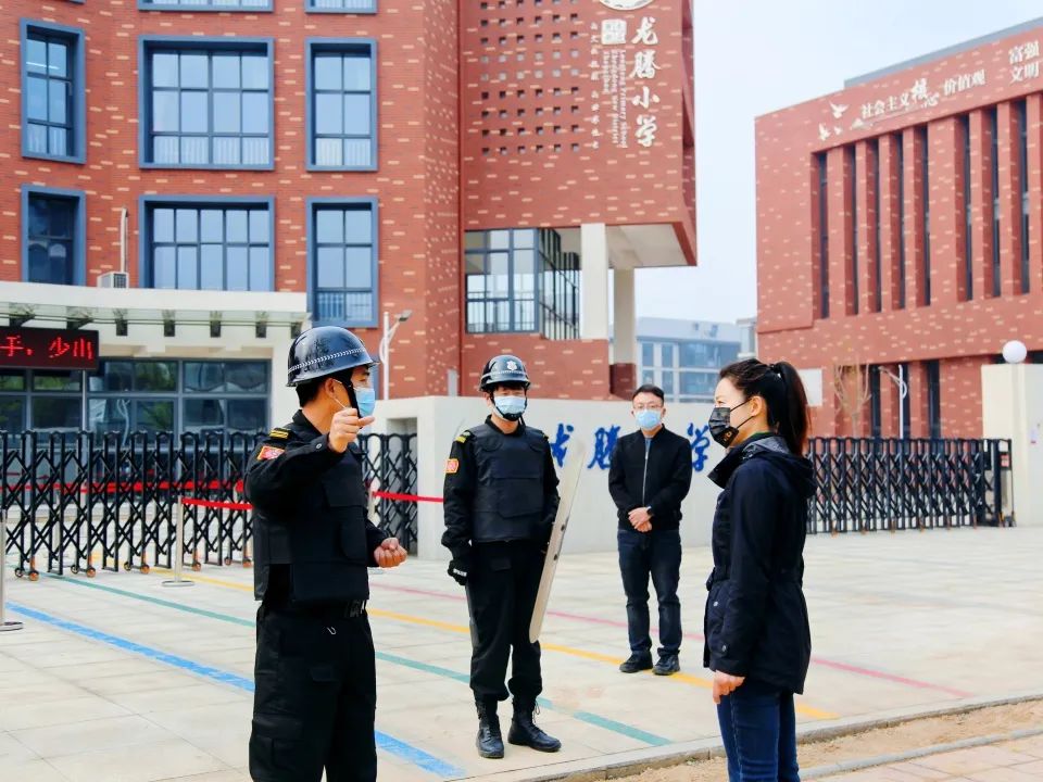 防恐演练进校园未雨绸缪保平安郑东新区龙腾小学防恐防暴应急安全演练