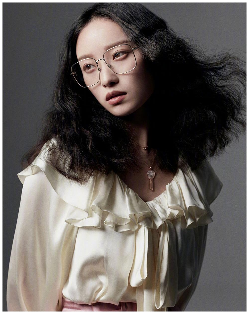 原创倪妮的刘海造型可真甜搭印花针织更减龄然而御姐中分才更配她